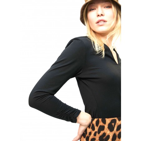 CAMISETA-MANGA-LARGA-CUELLO-PICO-LOGO-STRASS-LOLA-CASADEMUNT