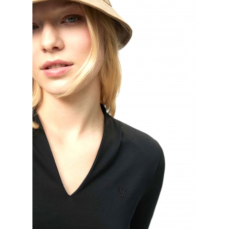 CAMISETA-MANGA-LARGA-CUELLO-PICO-LOGO-STRASS-LOLA-CASADEMUNT