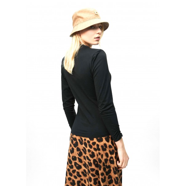 CAMISETA-MANGA-LARGA-CUELLO-PICO-LOGO-STRASS-LOLA-CASADEMUNT