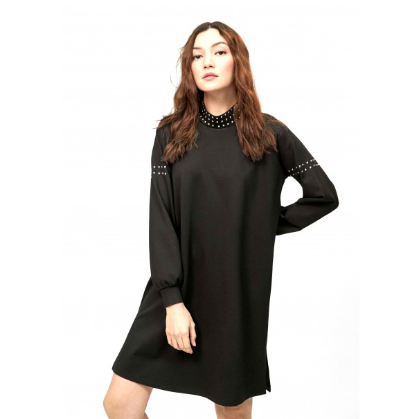 VESTIDO-NEGRO-CUELLO-PEKINS-TACHUELAS-PLATEADAS-LOLA-CASADEMUNT