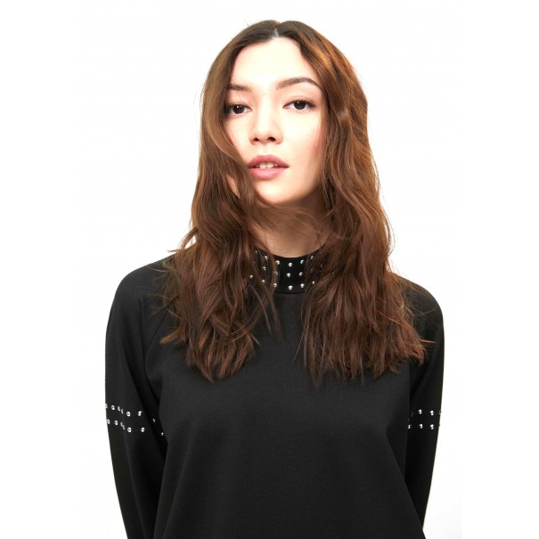 VESTIDO-NEGRO-CUELLO-PEKINS-TACHUELAS-PLATEADAS-LOLA-CASADEMUNT