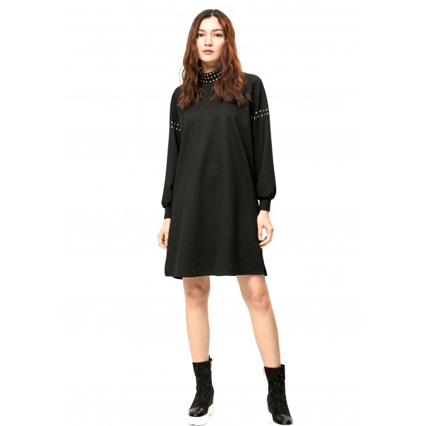 VESTIDO-NEGRO-CUELLO-PEKINS-TACHUELAS-PLATEADAS-LOLA-CASADEMUNT