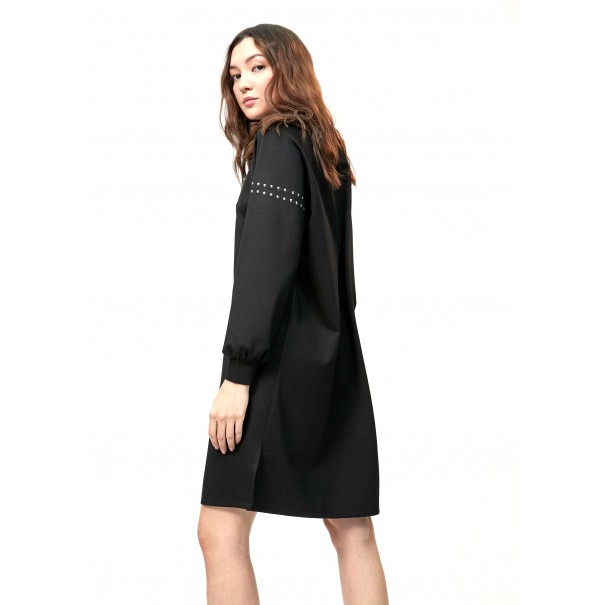 VESTIDO-NEGRO-CUELLO-PEKINS-TACHUELAS-PLATEADAS-LOLA-CASADEMUNT