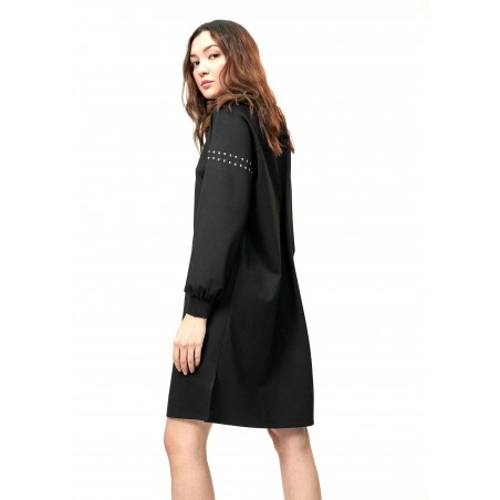 VESTIDO-NEGRO-CUELLO-PEKINS-TACHUELAS-PLATEADAS-LOLA-CASADEMUNT