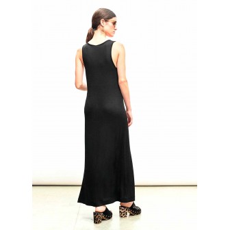 VESTIDO-PUNTO-LARGO-NEGRO-EYELETS-LATERALES-CUELLO-PICO-LOLA-CASADEMUNT 2