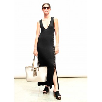 VESTIDO-PUNTO-LARGO-NEGRO-EYELETS-LATERALES-CUELLO-PICO-LOLA-CASADEMUNT