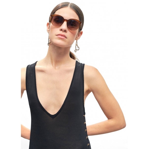 VESTIDO-PUNTO-LARGO-NEGRO-EYELETS-LATERALES-CUELLO-PICO-LOLA-CASADEMUNT