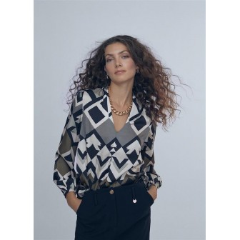 BLUSA-SATINADA.ESTAMPADO-GEOMÉTRICO-CUELLO-PICO-LOLA-CASADEMUNT 2