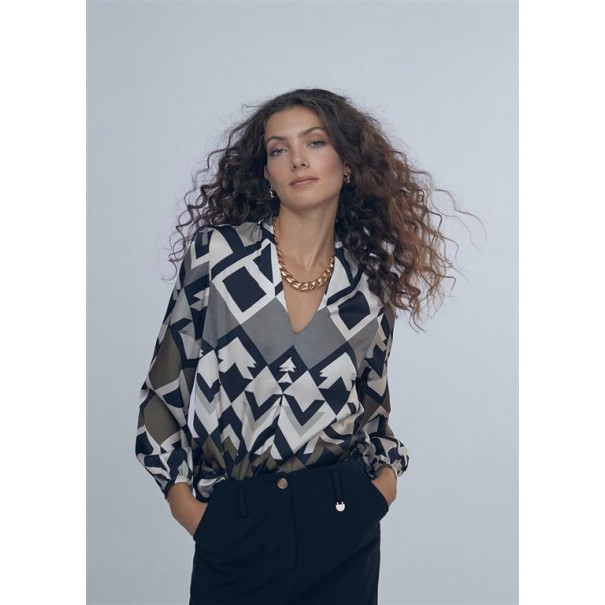 BLUSA-SATINADA.ESTAMPADO-GEOMÉTRICO-CUELLO-PICO-LOLA-CASADEMUNT