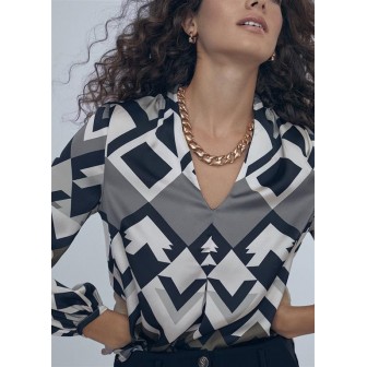 BLUSA-SATINADA.ESTAMPADO-GEOMÉTRICO-CUELLO-PICO-LOLA-CASADEMUNT