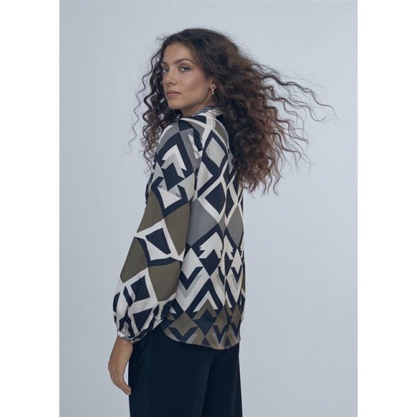 BLUSA-SATINADA.ESTAMPADO-GEOMÉTRICO-CUELLO-PICO-LOLA-CASADEMUNT
