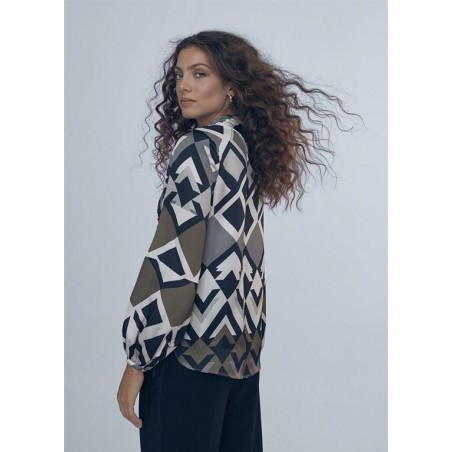 BLUSA-SATINADA.ESTAMPADO-GEOMÉTRICO-CUELLO-PICO-LOLA-CASADEMUNT