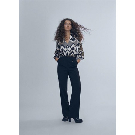 BLUSA-SATINADA.ESTAMPADO-GEOMÉTRICO-CUELLO-PICO-LOLA-CASADEMUNT