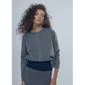 SUDADERA-GRIS-TACHUELAS-PLATA-CUELLO-CAJA-LOLA-CASADEMUNT