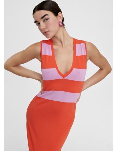 VESTIDO-RAYAS-LISO-ROJO-ROSA-TIRAMTES-ESCOTE-PICO-LOLA-CASADEMUNT