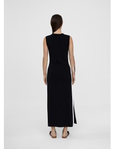 VESTIDO-MIDI-LARGO-NEGRO-BANDAS-BLABCAS-LATERALES-ABERTURAS-LOLA-CASADEMUNT 2