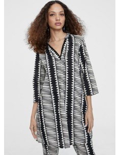 KURTA-BICOLOR-BLANCO-NEGRO-ÉTINCO-CUELLO-PICO-PIEDRAS-MEDIA-MANGA-LOLA-CASADEMUNT 2