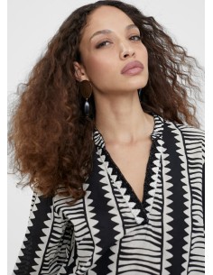 KURTA-BICOLOR-BLANCO-NEGRO-ÉTINCO-CUELLO-PICO-PIEDRAS-MEDIA-MANGA-LOLA-CASADEMUNT