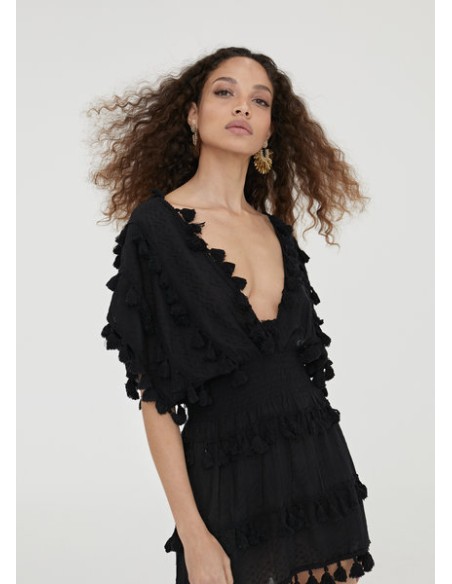 KURTA-NEGRA-CORTA-CUELLO-PICO-ENGOMADO-TASSELS-POMPONES-LOLA-CASADEMUNT