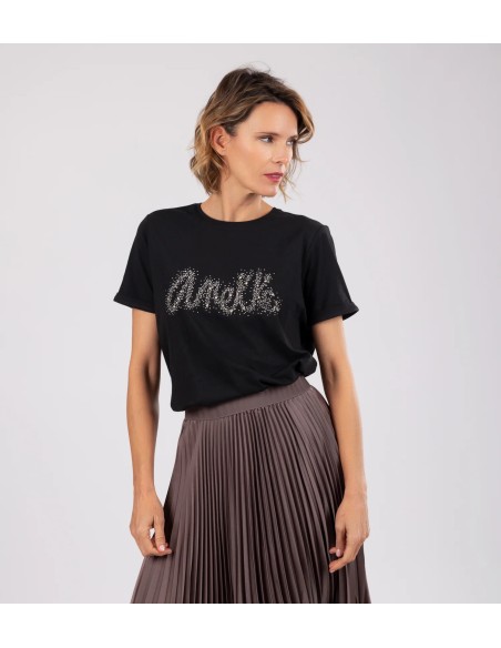 CAMISETA-NEGRA.LOGO-PLATA-CUELLO-RENDPNDO-MANGA-CORTA-ANEKKE