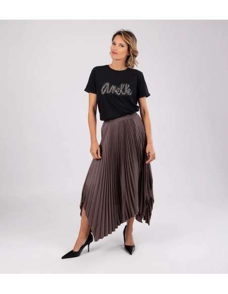 CAMISETA-NEGRA.LOGO-PLATA-CUELLO-RENDPNDO-MANGA-CORTA-ANEKKE