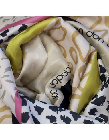 PAÑUELO-ESTAMPADOS-ANIMAL-PRINT-VERDE-BLANCO-NEGRO-RIBETE-VERDE-LOGOTPADO-PAROS-DON-ALGODÓN