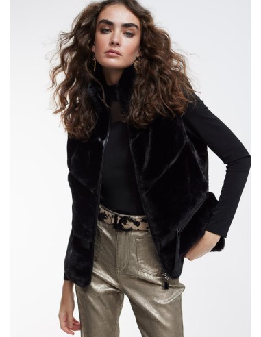 CHALECO-CORTO-PELO-EFECTO-PELO-BOLSILLOS-LATERALES-LOLA-CASADEMUNT