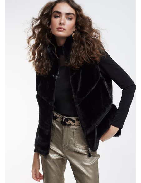 CHALECO-CORTO-PELO-EFECTO-PELO-BOLSILLOS-LATERALES-LOLA-CASADEMUNT