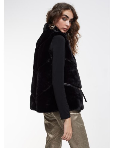 CHALECO-CORTO-PELO-EFECTO-PELO-BOLSILLOS-LATERALES-LOLA-CASADEMUNT