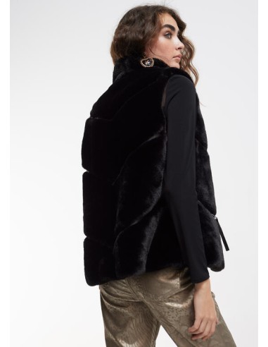 CHALECO-CORTO-PELO-EFECTO-PELO-BOLSILLOS-LATERALES-LOLA-CASADEMUNT