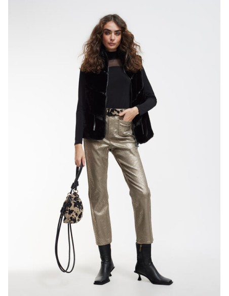 CHALECO-CORTO-PELO-EFECTO-PELO-BOLSILLOS-LATERALES-LOLA-CASADEMUNT