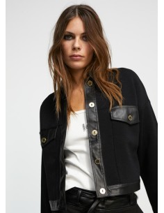 CHAQUETA.COMBINADA-CORTA-NEGRA-DETALLES-EFECTO-PIEL-LOLA-CASADEMUNT