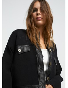 CHAQUETA.COMBINADA-CORTA-NEGRA-DETALLES-EFECTO-PIEL-LOLA-CASADEMUNT 2