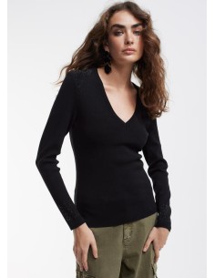 JERSEY-CUELLO-PICO-STRASS-HOMBRO-PUÑOS-AL-TONO-LOLA-CASADEMUNT 2
