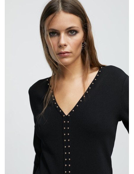 VESTIDO-CORTO-NEGRO-CUELLO-PICO-TACHAS-DORADAS-LOLA-CASADEMUNT VESTIDO-CORTO-NEGRO-CUELLO-PICO-TACHAS-DORADAS-LOLA-CASADEMUNT