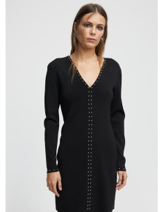 VESTIDO-CORTO-NEGRO-CUELLO-PICO-TACHAS-DORADAS-LOLA-CASADEMUNT 2