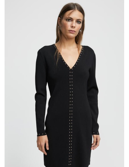 VESTIDO-CORTO-NEGRO-CUELLO-PICO-TACHAS-DORADAS-LOLA-CASADEMUNT VESTIDO-CORTO-NEGRO-CUELLO-PICO-TACHAS-DORADAS-LOLA-CASADEMUNT
