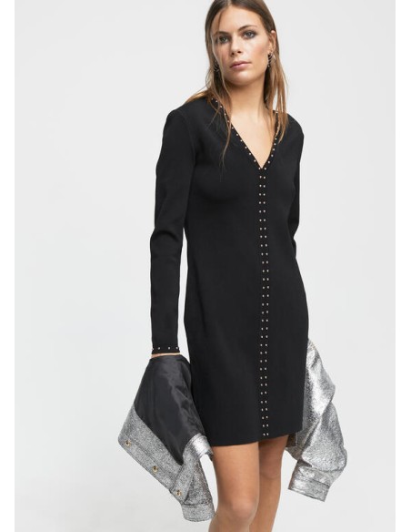 VESTIDO-CORTO-NEGRO-CUELLO-PICO-TACHAS-DORADAS-LOLA-CASADEMUNT VESTIDO-CORTO-NEGRO-CUELLO-PICO-TACHAS-DORADAS-LOLA-CASADEMUNT