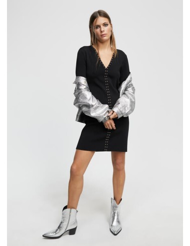 VESTIDO-CORTO-NEGRO-CUELLO-PICO-TACHAS-DORADAS-LOLA-CASADEMUNT