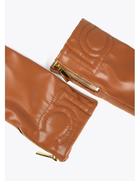 GUANTES-MARRÓN-EFECTO-PIEL-CREMALLERA-LATERAL-LOLA-CASADEMUNT
