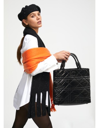 SOMBRERO-ACOLCHADO-NYLON-LOGOTIPADO-LOGO-LACADO-LOLA-CASADEMUNT