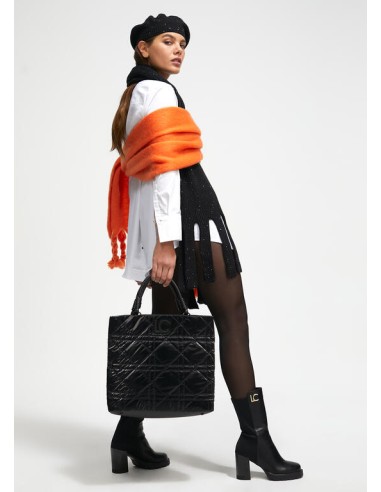 SOMBRERO-ACOLCHADO-NYLON-LOGOTIPADO-LOGO-LACADO-LOLA-CASADEMUNT