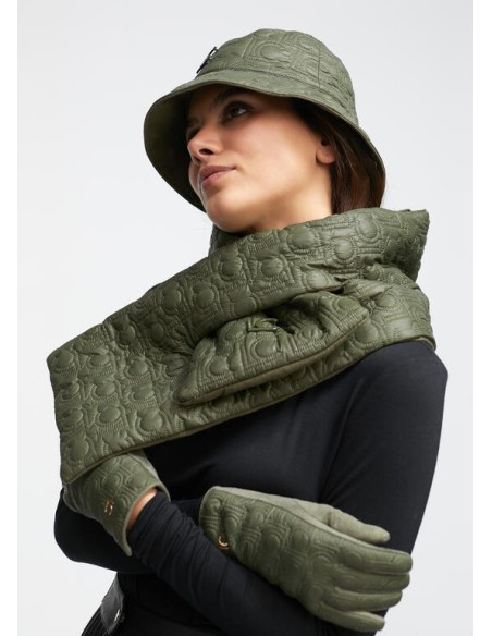 SOMBRERO-ACOLCHADO-NYLON-LOGOTIPADO-LOGO-LACADO-LOLA-CASADEMUNT