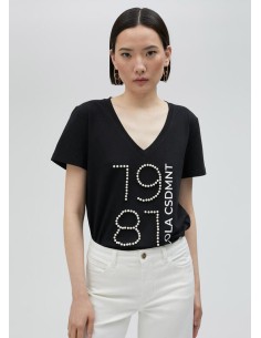 CAMISETA-NEGRA-CUELLO-PICO-MANGA-CORTA-1981-LOLA-CASADEMUNT