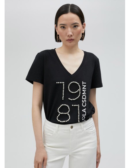 CAMISETA-NEGRA-CUELLO-PICO-MANGA-CORTA-1981-LOLA-CASADEMUNT CAMISETA-NEGRA-CUELLO-PICO-MANGA-CORTA-1981-LOLA-CASADEMUNT