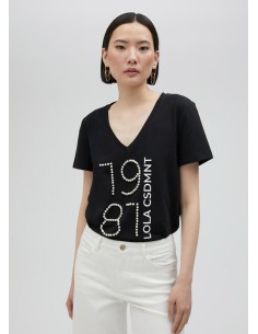 CAMISETA-NEGRA-CUELLO-PICO-MANGA-CORTA-1981-LOLA-CASADEMUNT 2