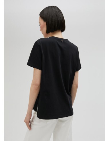 CAMISETA-NEGRA-CUELLO-PICO-MANGA-CORTA-1981-LOLA-CASADEMUNT