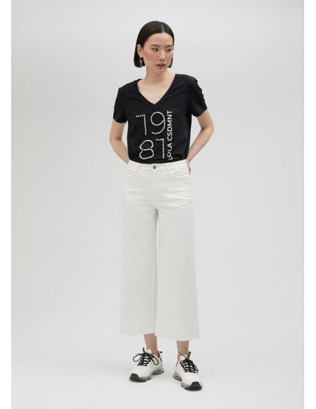 CAMISETA-NEGRA-CUELLO-PICO-MANGA-CORTA-1981-LOLA-CASADEMUNT CAMISETA-NEGRA-CUELLO-PICO-MANGA-CORTA-1981-LOLA-CASADEMUNT