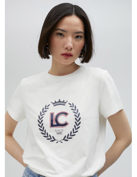 CAMISETA-BLANCA-LOGO-ESCUDO-AZUL-STRASS-ROJO-MANGA-CORTA-LOLA-CASADEMUNT CAMISETA-BLANCA-LOGO-ESCUDO-AZUL-STRASS-ROJO-MANGA-CORTA-LOLA-CASADEMUNT