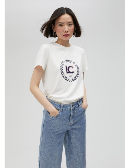 CAMISETA-BLANCA-LOGO-ESCUDO-AZUL-STRASS-ROJO-MANGA-CORTA-LOLA-CASADEMUNT CAMISETA-BLANCA-LOGO-ESCUDO-AZUL-STRASS-ROJO-MANGA-CORTA-LOLA-CASADEMUNT